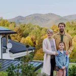 Familie mit Haus mit PV-Anlage